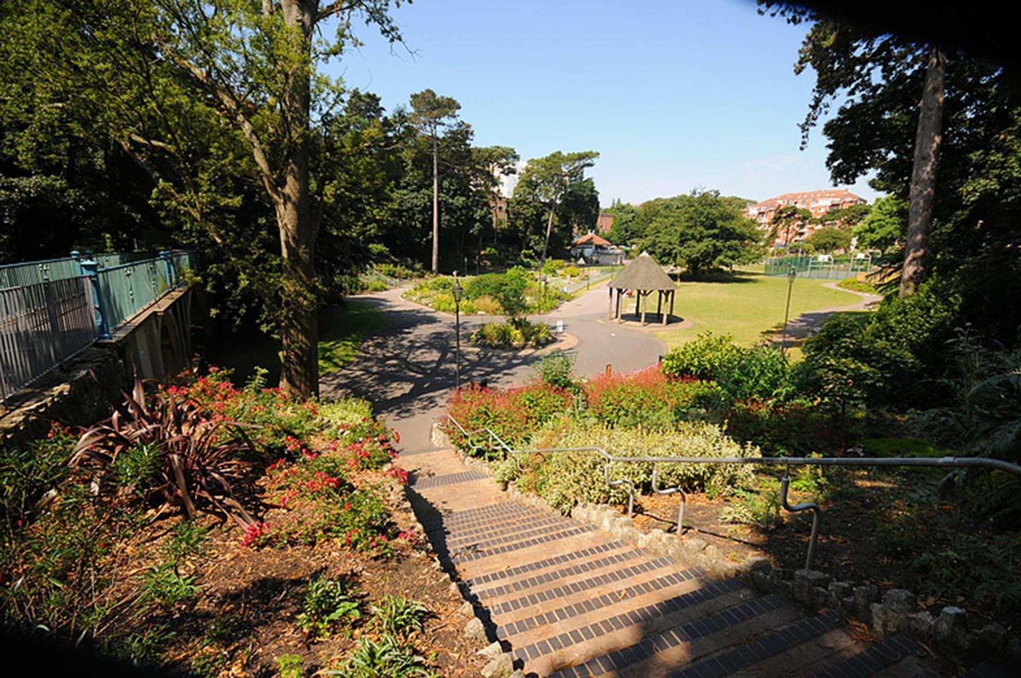A Beautiful Apartment With Stunning Sea Views & Private Balcony Bournemouth Exterior foto